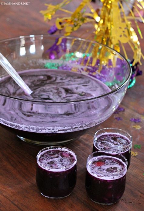 For my Mardi Gras party I was looking for a dark purple punch that would compliment the traditional mardi gras colors of purple, yellow a... Purple Punch Recipes, Grape Punch, Party Punches, Maleficent Party, Purple Drinks, Party Punch Recipes, Mardi Gras Food, Punch Drinks, Holiday Punch