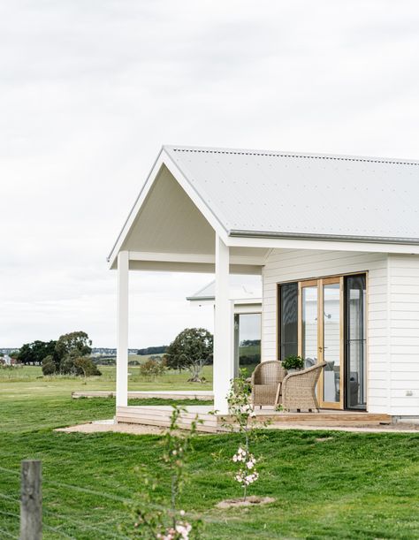 Ranch Style Architecture, Australian Country House Farmhouse, Old Australian Country Houses, Modern Australian Farmhouse, Australian Farmhouse Interior, Modern Country Home Exterior, Modern Farmhouse Landscaping, Modular Farmhouse, Old Country Home