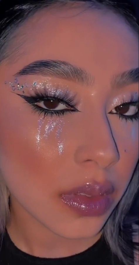 Makeup Looks For Raves, Euphoric Makeup Look, Rave Makeup Ideas Glitter, Euphoria Party Looks, Euphoria Party Makeup, Maquillage Euphoria, Makeup Looks Euphoria, Euphoria Party Ideas, Euphoric Makeup