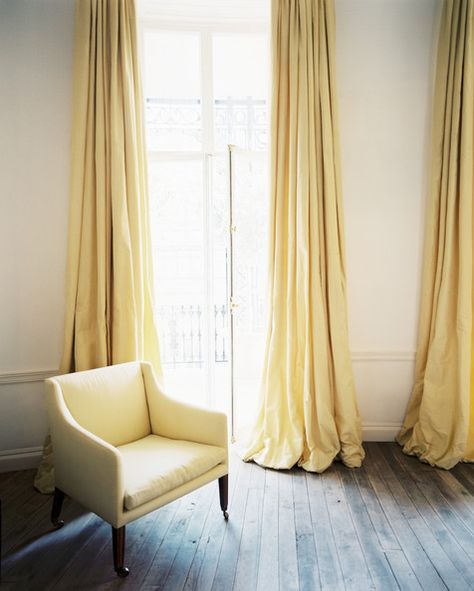 The best seat in the house is always near an open window—made even sunnier by the addition of buttercup drapery - Lonny mag Yellow Drapes, Georgian Townhouse, Yellow Curtains, Long Curtains, Transitional Living Rooms, Mellow Yellow, Pale Yellow, Minimalist Decor, Elle Decor