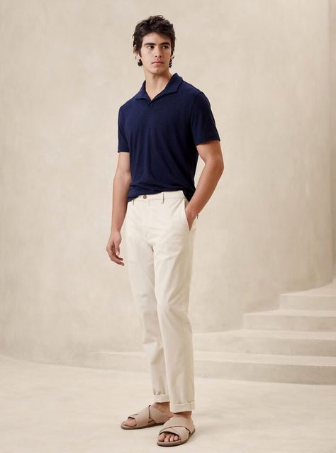 A perfect summer outfit with a navy polo T-shirt paired with beige chinos and comfortable tan sandals. Ideal for a stylish yet relaxed look that transitions effortlessly from day to evening. Linen Pants Outfit Men, Summer Looks For Men, Mens Vacation Outfits, Beige Pants Outfit, Chinos Men Outfit, Casual Vacation Outfits, Linen Pants Outfit, Polo Outfit, Beige Chinos