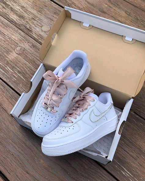 Quinceanera Shoes Sneakers, Ideas Para Xv Años, Quince Outfit, Wedding Trainers, Ideas Para Xv, Quince Shoes, Nike Aesthetic, Quinceanera Shoes, Green Wedding Suit