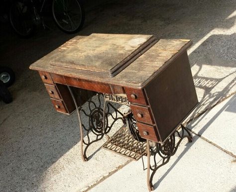 Old Singer Sewing Machine Ideas Projects, Old Singer Sewing Machine Ideas Diy, Upcycled Singer Sewing Machine Table, Singer Sewing Table Repurpose, Upcycle Singer Sewing Table, Repurpose Antique Sewing Machine, Singer Sewing Machine Cabinets Vintage, Diy Old Sewing Machine Table Ideas, Singer Sewing Machine Vanity