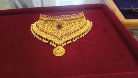 60 grams Gold choker with ruby and emerald . Bridal Gold Choker Designs, Traditional Gold Choker For Ceremonial Use, Elegant 22k Gold Choker, Antique Gold Choker For Gift, Light Weight Gold Choker Set With Grams, Traditional 22k Gold Choker Gift, Bridal Boutique Interior, Unique Gold Jewelry Designs, Qur'an Photography