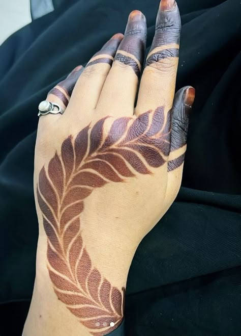 Patti Mehndi Design, Bold Mehendi Designs, Front Mehndi Design, Dubai Design, Simple Mehendi Designs, Simple Arabic Mehndi Designs, Rose Mehndi Designs, Mehndi Designs For Kids, Simple Mehndi Designs Fingers