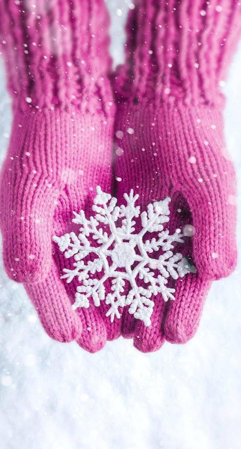 Christmas Wallpaper Iphone Tumblr, Schnee Party, Pink Mittens, Snowflake Wallpaper, Xmas Wallpaper, 카드 디자인, Snow Flakes, Winter Love, Holiday Wallpaper