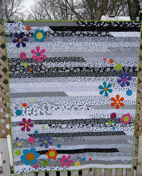 Wedding Quilts, Jelly Roll Race Quilt, Happy Quilts, Jelly Roll Race, Colchas Quilting, Flower Jelly, Jelly Roll Patterns, Quilt Christmas, Black And White Quilts