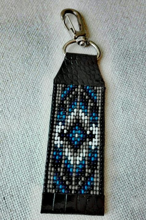 Bead loom keychain-American native by VAT Bead Loom Keychain, Loom Keychain, Beaded Key Chain, Seed Bead Art, Native Beading Patterns, Bead Loom Pattern, Beaded Keychain, Bead Loom Bracelets, Native Style