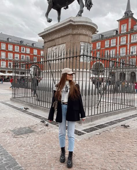 Madrid Outfits Winter, Barcelona Outfits Winter, Madrid Photo Ideas, Barcelona Outfits, Madrid Outfits, Spain Outfit, Black Boots Outfit, Cold Weather Outfit, Ootd Winter