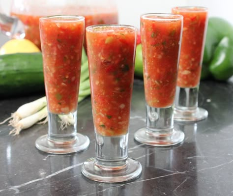 Cold Soup Recipes, Gazpacho Soup, Cold Soups, Gazpacho Recipe, Chilled Soup, White Chili, Summer Soup, Cold Soup, Food Soup