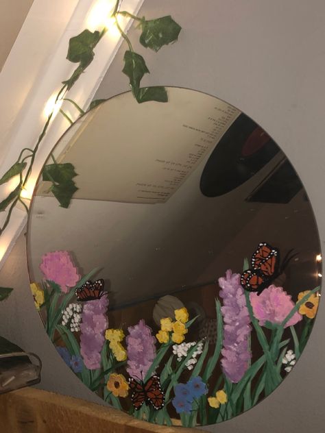 Flower Painting On Mirror, Glass Art Painting Aesthetic, Full Body Mirror Painting Ideas, Body Mirror Painting Ideas, Flower Mirror Painting, Mirror Frame Painting Ideas Aesthetic, Mirror Painting Ideas Easy, Painted Mirror Aesthetic, Painting On Mirrors Aesthetic