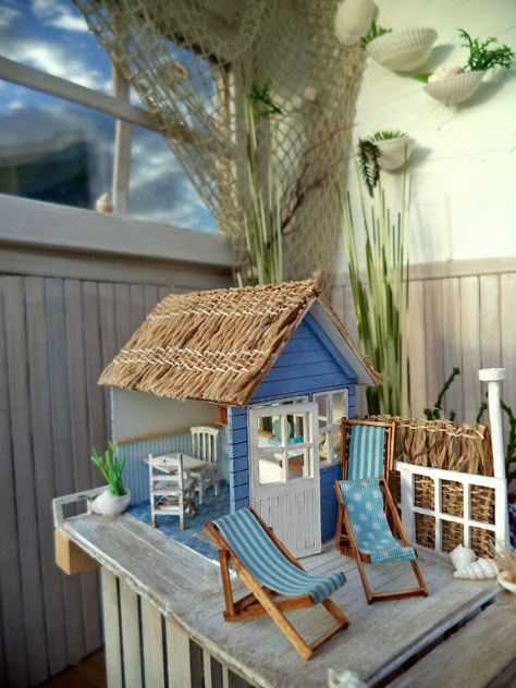 Beachhouse in the new roombox | von maggimini Seaside Diorama, Mini Beach House, Miniature Beach House, Beach Fairy Garden, Beach Cabin, Beach Diy, Boho House, Fairy Garden Diy, Barbie House