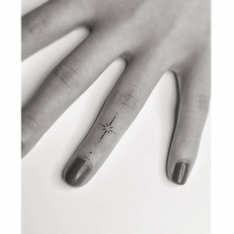 Minimalist north star tattoo on the finger. Star Finger Tattoo, Minimalist Floral Tattoo, Lone Star Tattoo, North Star Tattoos, Simple Hand Tattoos, Tattoo For Boyfriend, Finger Tattoo For Women, Finger Tats, Star Tattoo Designs