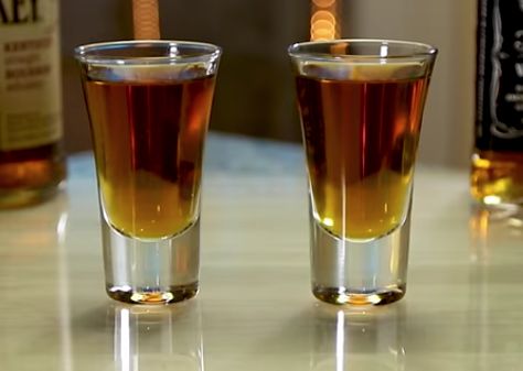 People, if you're looking for a super-potent Jack Daniel's whiskey shot then you need to try gulping down this Seven Headed Dragon. This incredible JD shooter recipe mixes up Jim Beam, Jack Daniel's, Wild Turkey, Jägermeister, Goldschläger, Rumple Minz, and 151, and is most definitely as strong as it sounds. Chocolate Cake Shot, Water Bending, Shooter Recipes, Bar Shots, Cake Shots, Citrus Vodka, Candy Cocktails, Island Party, Raspberry Vodka