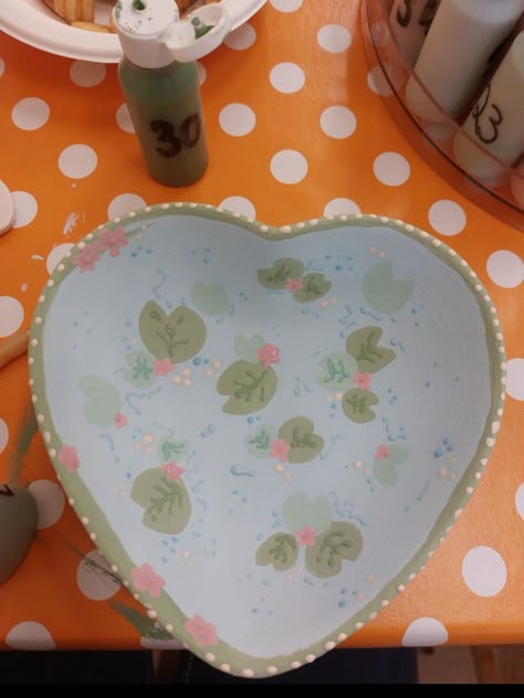 Pottery Painting With Boyfriend, Pottery Painting Heart Plate, Pottery Painting Ideas Aesthetic Easy, Silly Ceramics, Clay Cafe, Painted Earth, Heart Plate, Ceramic Cafe, Painting Pottery