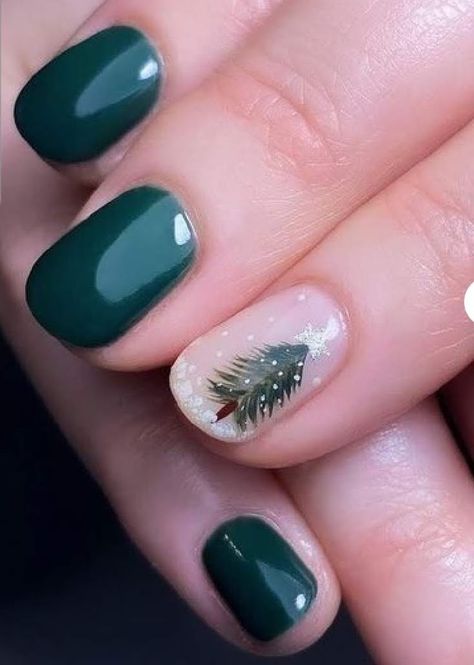 Simple Christmas Wreath Nails, Boho Christmas Nail Ideas, Green Nails With Christmas Tree, Easy December Nails, Short Nail Designs Winter Holidays, Simple Christmas Tree Nail Art, Christmas Nail Art Blue, Forest Green Nails Christmas, Christmas Manicure Ideas Simple