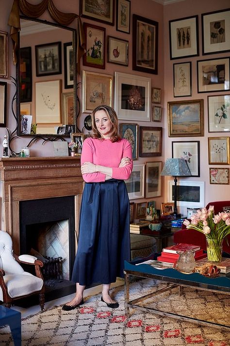 How 'more is more' has become THE mantra for high society interiors! | Daily Mail Online Rita Konig Interiors, Cluttered Living Room, Dark Green Living Room, English Country House Style, Home Nails, Glamorous Interiors, Girly Apartment Decor, Nails Home, Maximalist Interior