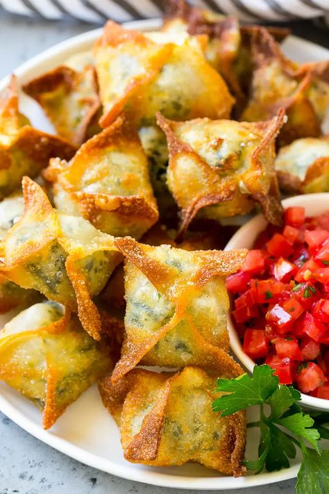 Spinach Artichoke Wontons Hosting Recipes, Wonton Appetizers, Horderves Appetizers, Wonton Wrapper Recipes, Asian Appetizers, Cucumber Benefits, Won Ton, Fried Wontons, Wonton Recipes