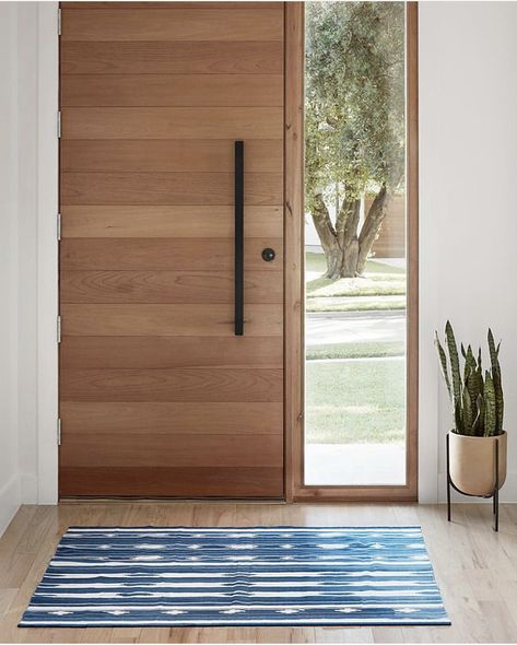 Front Doors Uk, Vstupná Hala, Modern Entrance Door, Modern Exterior Doors, Building A Porch, Modern Entrance, Entrance Door Design, Door Design Modern, House Front Door