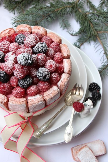 Charlotte facile aux framboises – Devorezmoi Charlotte Dessert, Raspberry Cake Recipes, Mousse Mascarpone, Mini Hamburgers, Desserts With Biscuits, Raspberry Cake, Beautiful Desserts, Doll Cake, Birthday Dinners