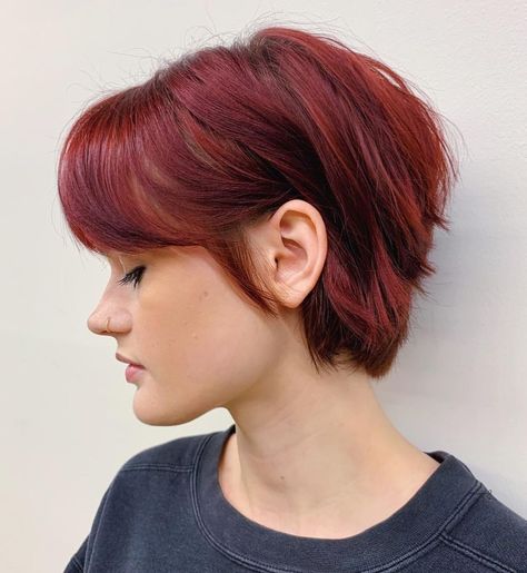 Dark Red Bixie Cut with Middle Part Bangs Bixie Haircut, Longer Pixie Haircut, Long Pixie Hairstyles, Pixie Bob Haircut, Long Pixie Cuts, Hair Inspiration Short, Short Hair Trends, Long Pixie, Penteado Cabelo Curto