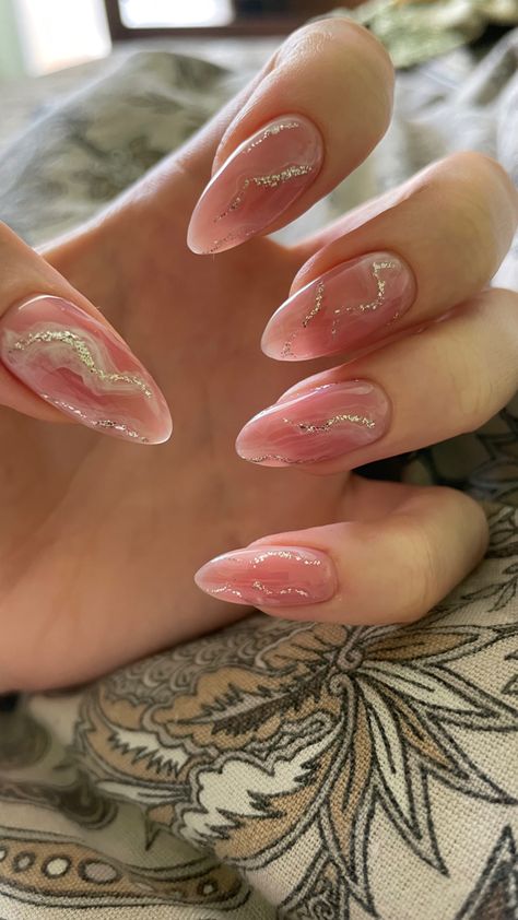 Nail Art Marble Pink, Pink Gold Nails Design, Pink And Gold Marble Nails, Marble Nails Almond, Marble Pink Nails, Glitter Marble Nails, Nail Art Marble, Pink Marble Nails, Pink Gold Nails