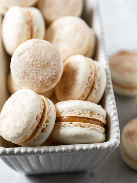 Churro Macarons have a classic french macaron shell rolled in cinnamon-sugar and filled with dulce de leche. Cinnamon Macarons, Cinnamon Toast Crunch Macarons, Cinnamon Roll Macarons, Flavored Macarons Recipe, Macaron Flavors Filling, Macaron Flavors Recipe, Flavored Macarons, Macaron Filling Ideas, Macaron Filling Recipe