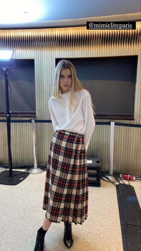 Midi Kilt Outfit, Kilt Styling Women, Long Kilt Outfit Women, Tiered Skirt Outfit Winter, Scott Skirt Outfit, Kilt Skirt Outfit Women, Kilt Outfits Women, Tartan Mini Skirt Outfit, Long Tartan Skirt