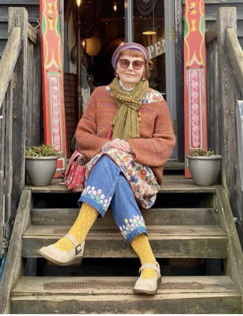 Granny Fashion Outfits, Quirky Jeans Outfit, Cool Grandma Style, Quirky Aunt Aesthetic, Eclectic Grandpa Plus Size, Granny Outfit Style, Eccentric Aunt Aesthetic, Grandma Clothes Outfits, 90s Grandma Fashion