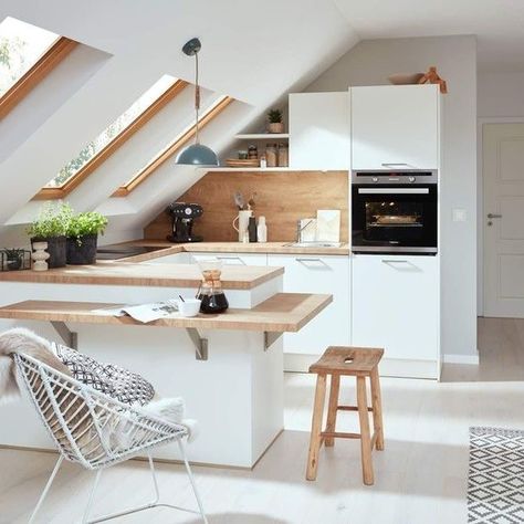 Attic Kitchen Ideas, Küchen In U Form, Attic Kitchen, Loft Kitchen, Small Apartment Interior, Attic Apartment, Loft Interiors, Attic Remodel, Apartment Kitchen