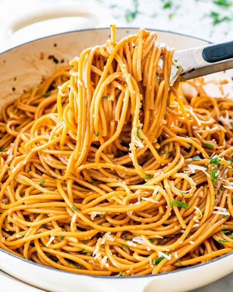 Chili Crisp Garlic Butter Spaghetti, Chili Garlic Butter Pasta, Asian Italian Fusion, Chili Oil Garlic Butter Pasta, Chili Pasta Recipe, Noddle Recipes, Spicy Meals, Spicy Pasta Recipes, Garlic Butter Noodles