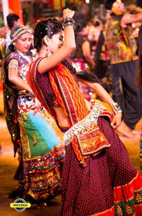 Indian Dance Forms, Indian Dances, Garba Dance, Dance Of India, Navratri Garba, Dance Forms, Navratri Dress, Navratri Festival, Navratri Chaniya Choli