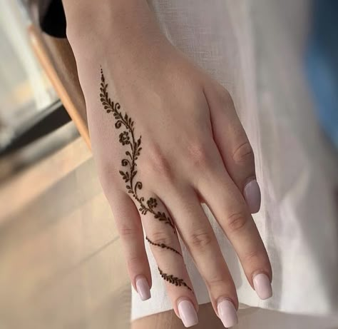 Hanna Tattoo, Simple Henna Designs Hand, Henna Tattoo Design, Inai Pengantin, Cute Henna Designs, Jagua Henna, Henna Style Tattoos, Tattoo Designs Hand, Henna Designs Wrist