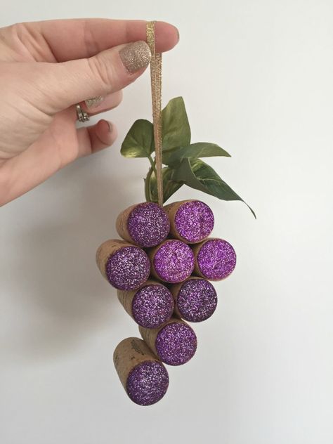 Wine Cork Ideas Decoration, Wine Cork Grape Cluster, Spring Wine Cork Crafts, Wine Cork Decorations, Cork Wine Ideas, Crafts With Wine Corks Diy, Wine Cork Christmas Ornaments Diy, Wine Cork Art Diy Wall Decor, Wine Cork Easter Crafts