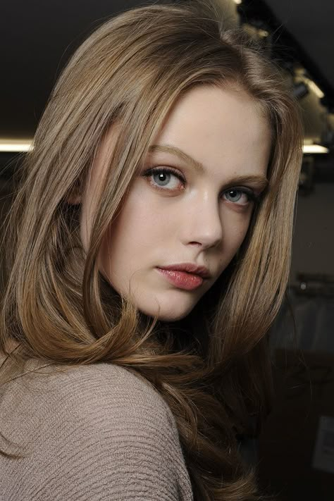 Versace Fall 2010 Ready-to-Wear Fashion Show Beauty Light Ash Brown Hair, Frida Gustavsson, Ash Brown Hair Color, Dark Ash Blonde, Ash Blonde Hair Colour, Ash Brown Hair, Belle Silhouette, Respect Women, Ash Blonde Hair