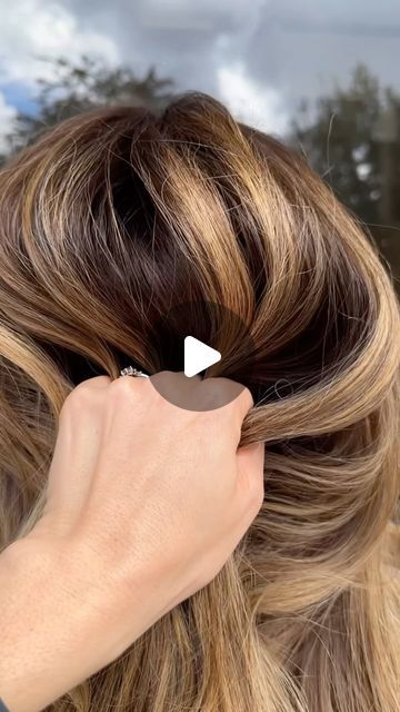 Adina Pignatare | BALAYAGE | HAIR VIDEOS | EDUCATOR on Instagram: "Let’s blend those hard lines with my signature #reversebalayage technique 👌🏼 The goal was to mimic a balayage while keeping the integrity of her hair healthy I didn’t want to press my luck and put lightener on her ends so I decided to give her a balayage vibe in a different way- by adding depth and dimension. My favorite go to shade from #diarichesse is the .13 It’s has a beautiful natural finish. Not too warm or cool. @lorealpro FORMULA: Started with #metaldetox Dia richesse 5.13 with 9 volume HOT TIPS: - Always keep the high point of blonde towards to top/face - Use your fingers to saturate. Don’t use a comb. A comb can transfer color to areas you’re trying to maintain blonde! #lorealpro #lorealproambassador High Dimension Balayage, Ponytail Balayage Technique, Reverse Balayage Technique, Balayage Hair Technique Tutorials, Blended Balayage, Diy Reverse Balayage At Home, Reverse Balayage Video, Balayage Videos Technique, Balayage Before And After