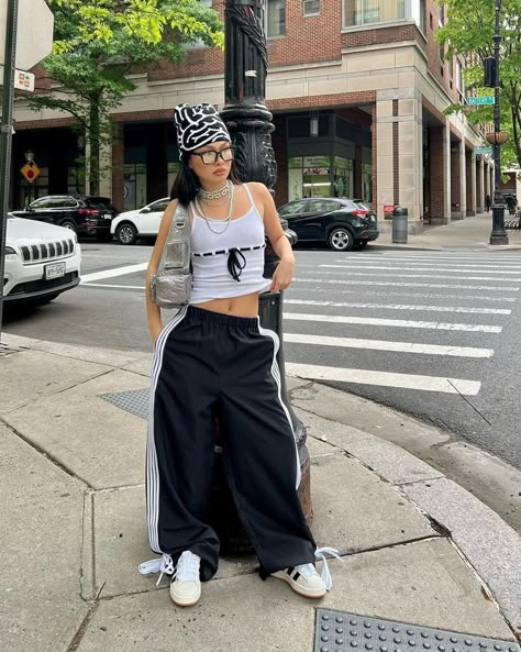 Girly Streetwear Outfits, Streetwear Women Outfits, Girly Streetwear, Streetwear Poses, Denise Mercedes, Estilo Cholo, Stylist Outfit, Two Friends, Outfit Inspo Casual