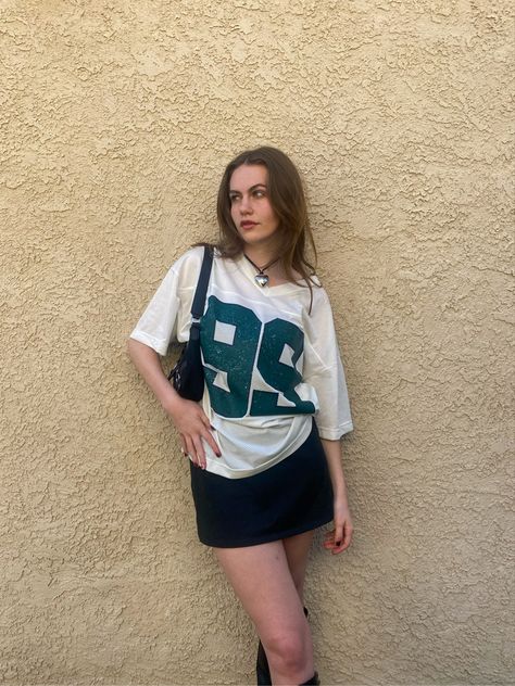 styled jersey fashion inspo Styled Jersey Outfit, Over Sized Jersey Outfits, Jersey Tee Outfit, Summer Jersey Outfit, Long Jersey Outfit, Mesh Jersey Outfit, 90s Fashion Outfits Jerseys, Graphic Tee Jersey Top For Streetwear, Outfits With Jerseys