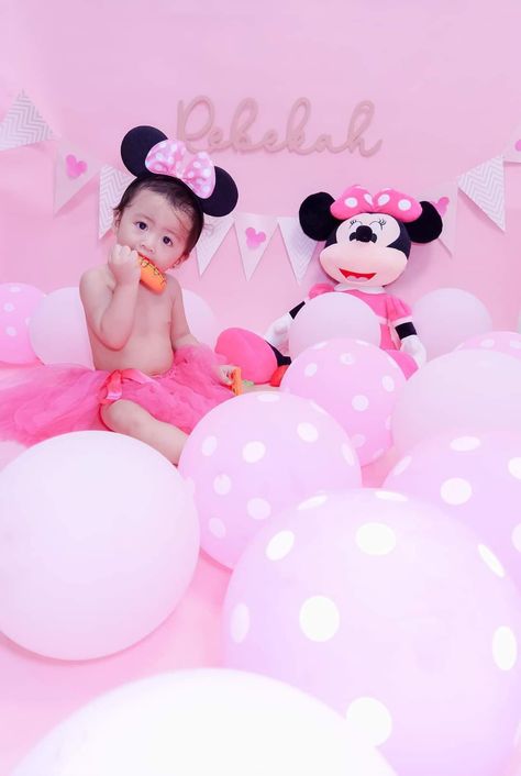 Minnie Mouse Photoshoot, Minnie Mouse Photo Shoot, 2nd Birthday Theme, Diy Photoshoot, Minnie Mouse First Birthday, Birthday Picture, First Birthday Pictures, Baby's 1st Birthday, Half Birthday