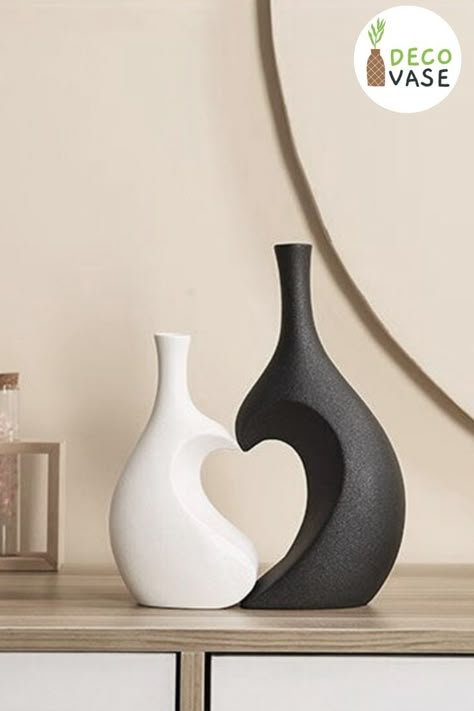 Captivez vos sens avec notre vase en forme de cœur. Une fusion parfaite de romantisme et de modernité, ajoutant une touche artistique à votre espace. Élevez votre déco. Concrete Molds Diy, Modern Decorative Objects, Passive House Design, Clay Diy Projects, Clay Crafts Air Dry, Concrete Projects, Art Texture, Girly Art Illustrations, Ceramic Vases