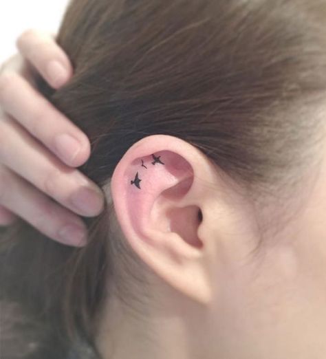 Small Ear Tattoos, Cartilage Tattoo, Inner Ear Tattoo, Tattoo Birds, Tato 3d, Playground Tattoo, Tiny Bird Tattoos, Tato Minimal, Minimal Tattoos