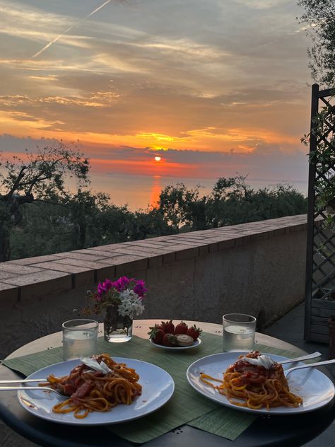 Pasta, sunset, vacation mood, vacation, goals, pretty views, Italy, photo ideas Cafe View Aesthetic, Restaurant Ambience, Italy Photo Ideas, Sunset Restaurant, Vacation Food, Italy Sunset, Sunset Vacation, Pasta Restaurants, Pretty Views