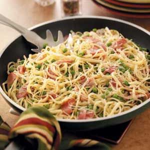 Prosciutto Pasta Toss -- we call it ham pasta.  I omit the peas and use smoked deli ham.  Can easily be adapted for one person. One of my favorites! Pasta Prosciutto, Peas And Bacon, Peas Pasta, Prosciutto Pasta, Ham Pasta, Prosciutto Recipes, Simple Pasta, Easy Pasta Dishes, Deli Ham