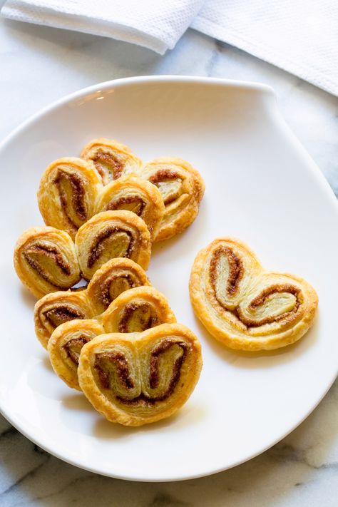 2-Ingredient Palmiers - PUFF PASTRY AND CINNAMON SUGAR Two Ingredient Desserts, 12 Grapes, 2 Ingredient Desserts, Fall Cookie Recipes, Easy Christmas Cookie Recipes, Two Ingredient, Dessert Simple, Pioneer Woman Recipes, Ree Drummond