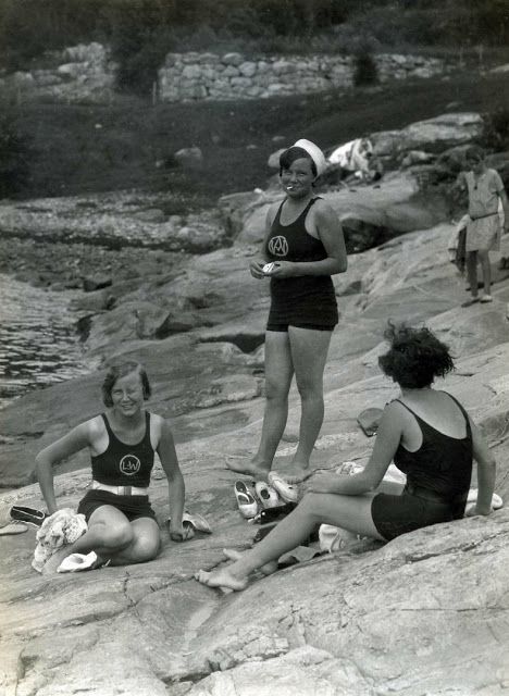 vintage everyday: 33 Interesting Vintage Photographs Capture Womens' Swimwears in the 1920s Vintage Beachwear, 1920 Women, Bathing Cap, Swimming Costume, Suit Fashion, The Good Old Days, Vintage Photographs, Leotards, Sports Women