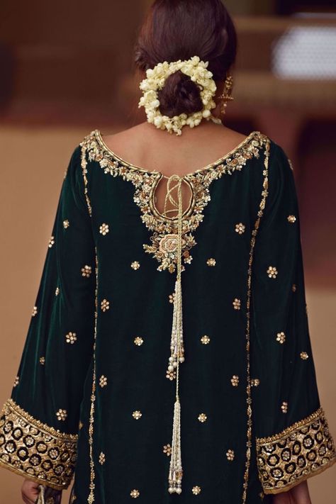 Annus Abrar, Suits Punjabi, Sleeves Embroidery, Embroidery Border, Pakistani Formal Dresses, Back Embroidery, Velvet Dress Designs, Bridal Dresses Pakistan, Green Velvet Dress