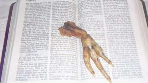 BIBLE PRAYER CHICKEN FOOT Hoodoo Prayers, Hoodoo Money, Hoodoo Altar, Banishing Spells, Hoodoo Conjure Rootwork, Hoodoo Rootwork, Conjure Woman, Hoodoo Magic, Gullah Geechee