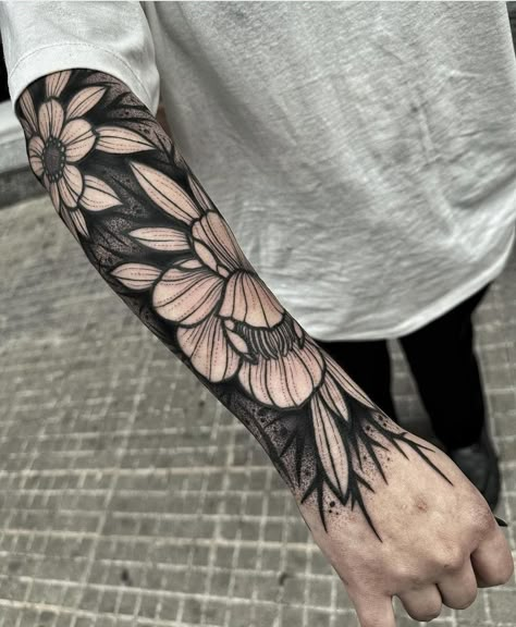 Tattoos Gothic, Black Sleeve Tattoo, Flower Wrist Tattoos, Blackout Tattoo, Geometric Nature, Muster Tattoos, Vine Tattoos, Tattoo Cover Up, Floral Tattoo Sleeve