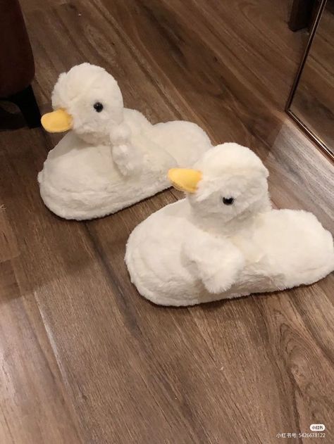 Duck Slippers, Fluffy Shoes, Cute Pajama, Cute Pajama Sets, Cute Slippers, Shoes Trendy, Shoes Cute, Cute Pajamas, Girly Shoes