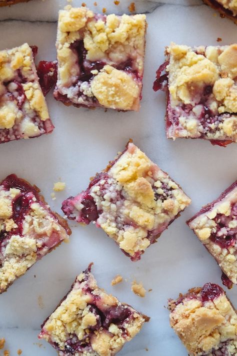 Marion Berry Recipes, Fall Cherry Desserts, Cherry Pie Crumble, Tart Cherries Recipes, Sour Cherry Recipes, Fresh Cherry Recipes, Cherry Recipes Dessert, Cherry Pie Bars, Cherry Crumble